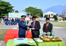Danlanud RSA Terima Kue dan Tumpeng usai Upacara HUT TNI ke 81