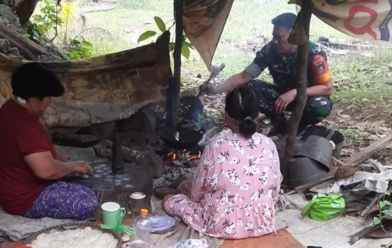 Babinsa Desa Air Kumpai Sambangi Pembuat Emping Melinjo
