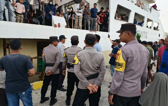 Polisi Lakukan Pengamanan Kedatangan KM. Sabuk Nusantara 110 di Serasan