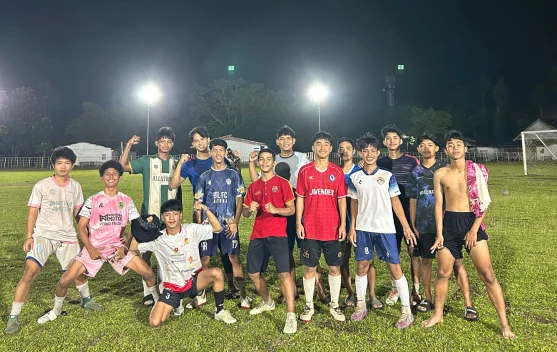 Remaja Natuna Manfaatkan Malam Hari untuk Bermain Sepakbola