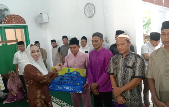 Bupati Natuna Serahkan Bansos di Bunguran Timur