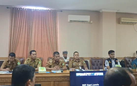 Laut Jadi Jalan Utama Warga Pulau Panjang Kerdau