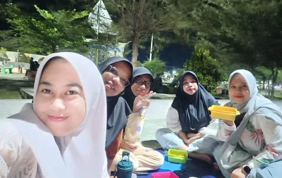 Hangatnya Makan Malam di Pantai Piwang Natuna