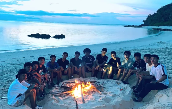 Pemuda Natuna Abadikan Momen Kemping di Pulau Senoa