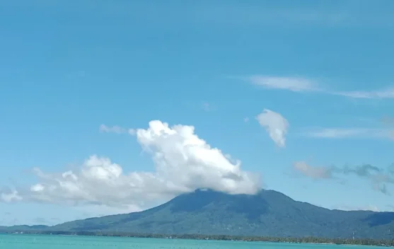 Menikmati Pemandangan Gunung Ranai dari Pantai Sujung