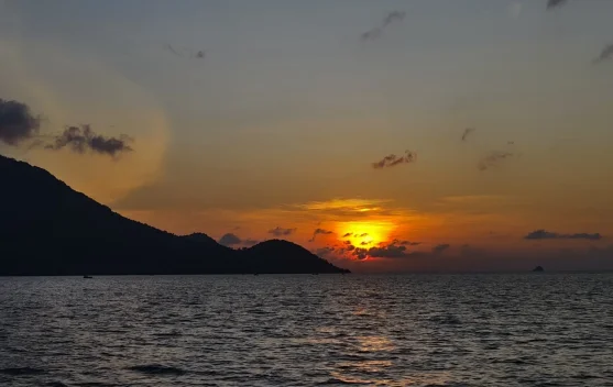 Keindahan Sunset di tengah Laut Pulau Tiga Tanjung Kumbik