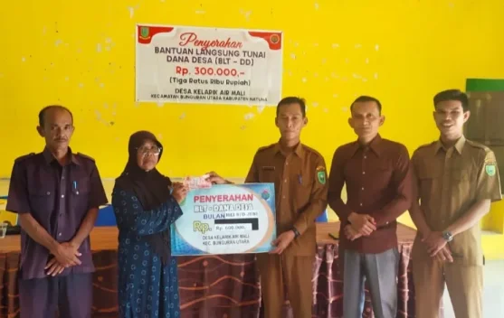 Penyaluyran BLT kepada 18 KPM di Kelarik Air Mali