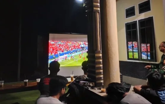 Babinsa Serasan Gelar Nobar Piala Dunia 2026 Bersama Warga