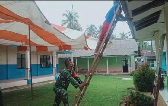 Bersama Warga, Babinsa Selaut Kompak  Bongkar Tenda