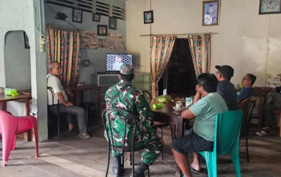 Babinsa Koramil 06/Serasan Nobar Piala Dunia 2026 Bersama Warga