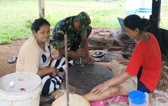 Babinsa Sabang Barat Komsos Bersama Pelaku UMKM Kerupuk Emping