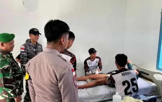 Babinsa Sedanau Hadiri  Sunatan Massal di Puskesmas