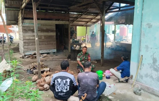 Babinsa Air Putih Perkuat Kedekatan dengan Warga