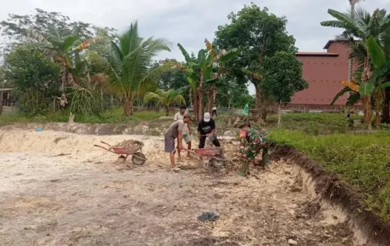 Gelar Komsos, Babinsa Air Lengit Ingatkan Warga Waspadai Cuaca Ekstrem