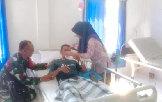 Wujud Kepedulian kepada Masyarakat, Babinsa Sertu Chaniago Jenguk Warga Sakit