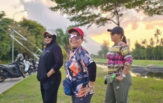 Menikmati Sore Sehat, Ibu-Ibu Natuna Berolahraga di Kawasan Masjid Agung Natuna