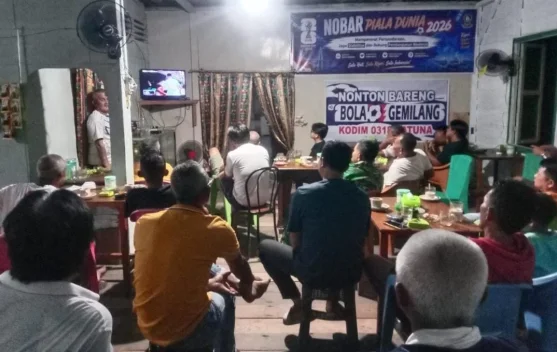 Babinsa dan Warga Desa Pulau Panjang  Nobar Piala Dunia