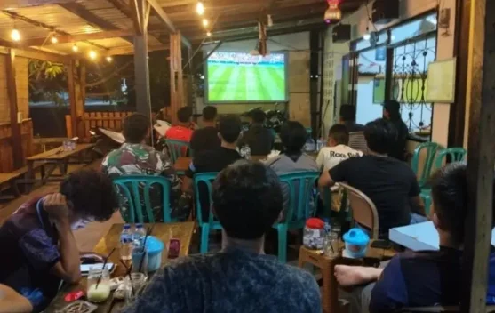 Babinsa Koramil 01/Ranai Nobar Piala Dunia Bersama Warga
