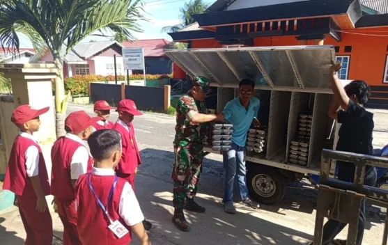 Babinsa Koramil 06/Serasan Monitoring Distribusi 2.138 Porsi MBG di Pulau Serasan