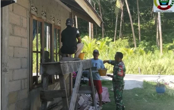 Babinsa Koramil Midai Goro Bantu Warga Bangun Rumah di Batu Belanak