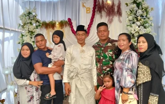 Pererat Silaturahmi, Babinsa Desa Selaut Hadiri Pesta Pernikahan Warga