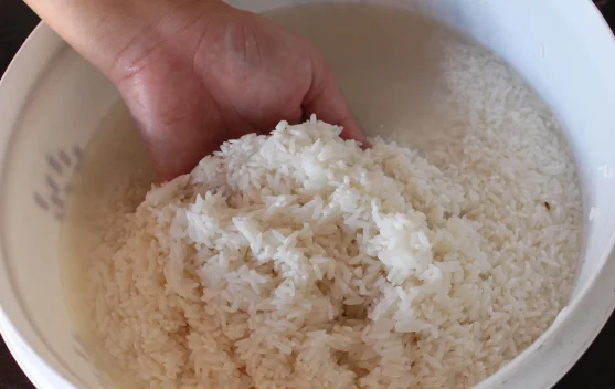 Tips Mencuci Beras sebelum Dimasak agar Nasi Lebih Bersih dan Pulen