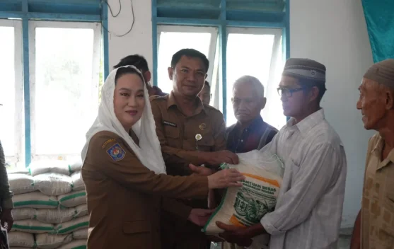 Bupati Natuna  Cen Sui Lan. Salurkan Beras di Sedanau