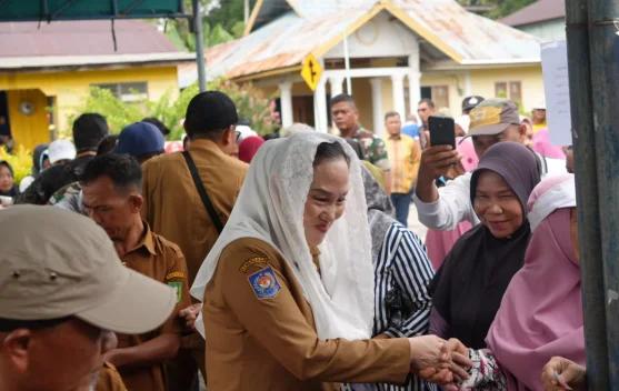 Bupati Natuna  Cen Sui Lan Bawa Pasar Murah dan Layanan Kesehatan ke Sedanau