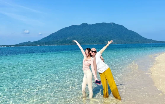 Momen Wisatawan Mengabadikan Spot Terindah di Pulau Senoa