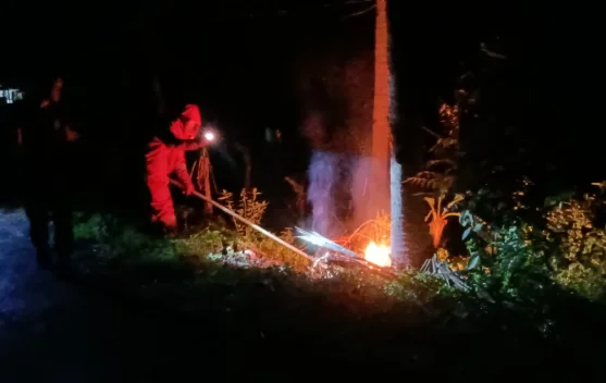Damkar Bergerak Cepat Tangani Kabel Tiang Listrik  Terbakar