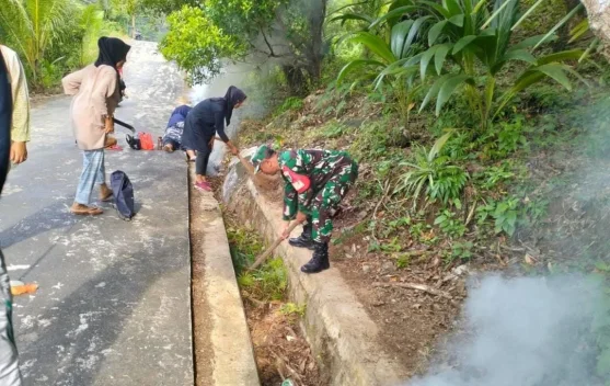 Babinsa Serasan Ajak Warga  Bersihkan Lingkungan