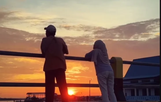 Pesona Sunset di Penghujung Hari di Pelabuhan Penagi