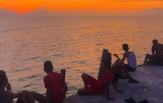 Sunset Memukau di Pulau Selading, Pesona Alam yang Menenangkan Hati