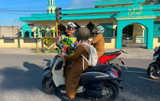 Semarak HUT RI, Satlantas Natuna Bagikan 200 Bendera Merah Putih