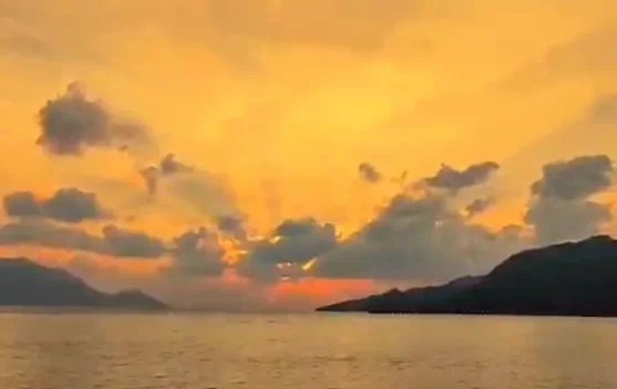 Harmoni Warna Senja yang Memikat di Selat Lampa