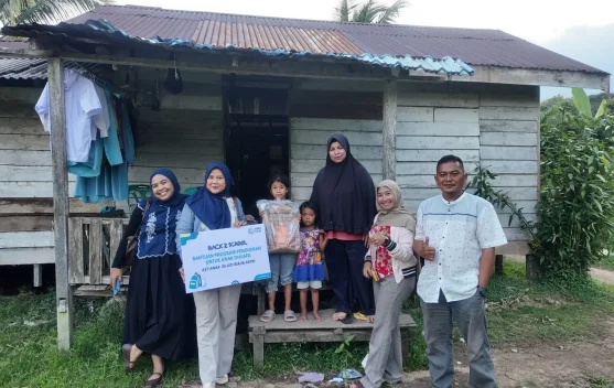 YBM PLN ULP Natuna Salurkan 25 Paket Sekolah dan Santunan bagi Anak Kurang Mampu
