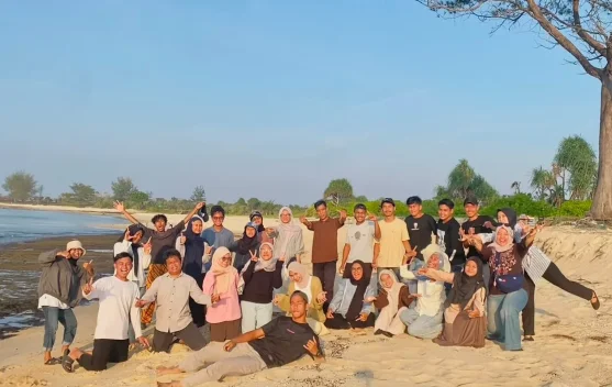 Keseruan Mahasiswa UGM dan Pemuda Limau Manis Kemping di Pantai