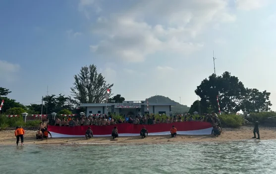 Merah Putih Membentang 20 Meter di Pulau Laut