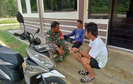 Babinsa Tanjung Batang Ingatkan Warga Utamakan Keselamatan saat Beraktifitas