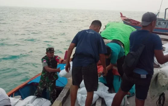 Babinsa Serasan Dampingi Penyaluran Beras di Dua Desa