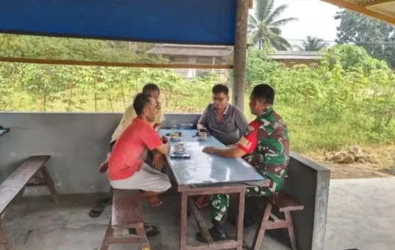 Pererat Silaturahmi , Babinsa Kelurahan Batu Hitam Lakukan Komsos