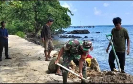 Babinsa dan Warga Setumuk Gelar Goro Perbaiki Jalan Rusak