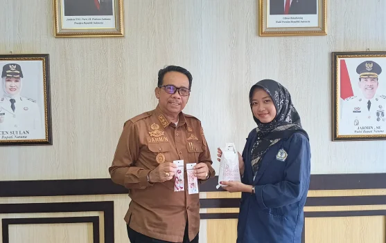 Wabup Natuna Borong Gantungan Kunci Karya Mahasiswi IAI Natuna
