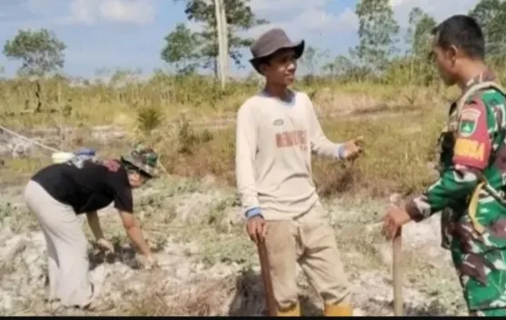 Babinsa Selemam Dorong Warga Buka Lahan tanpa Membakar