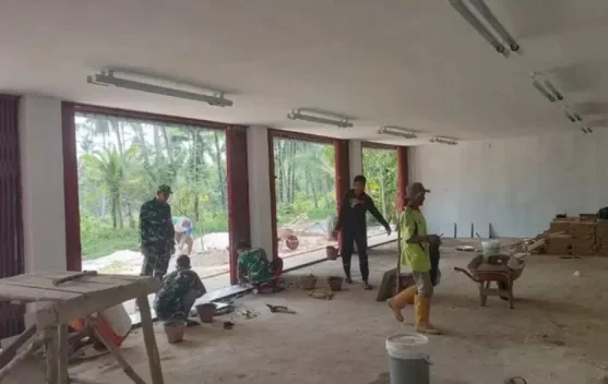 Babinsa Limau Manis Awasi Pembangunan KDKMP dan Ingatkan Soal Cuaca