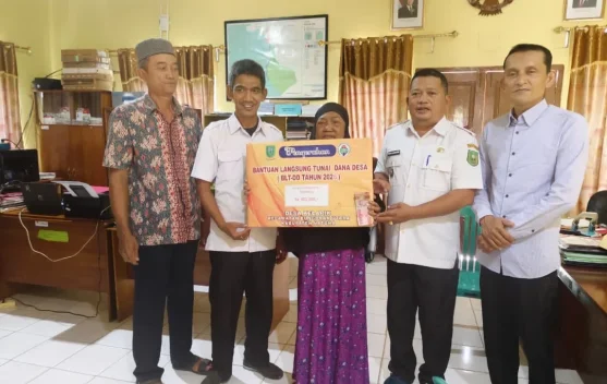 Camat Bunguran Utara Dampingi Penyaluran BLT Dana Desa