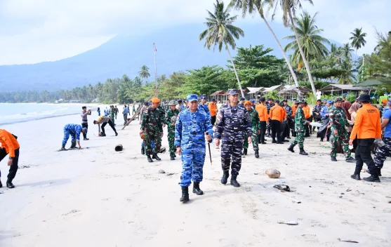 Danlanud RSA Pimpin Aksi Peduli Sampah di Pantai Tanjung