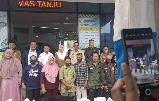 Pemkab Natuna Salurkan Bantuan Sosial dan Life Jacket