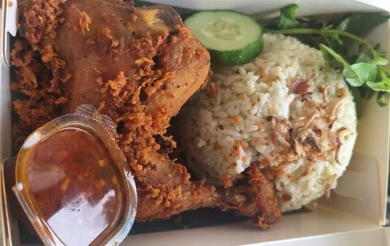 Aroma Segar Daun Jeruk dan Gurihnya Ayam Goreng Bebe Cafe