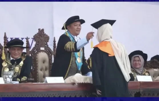 Gubernur Kepri Jelaskan Arti Pemindahan Kucir Toga Wisuda